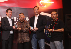 Telkomsel Hadirkan Bundling BlackBerry Z10 Pertama di Indonesia 1ok