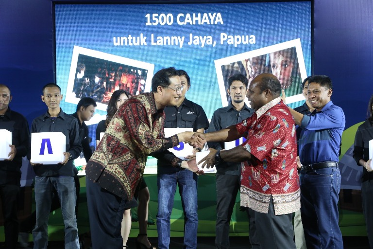 Terangi Papua, Samsung Bagikan 1.500 Lentera Tenaga Surya ke Warga Lanny Jaya Papua